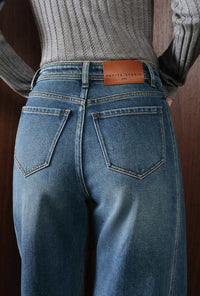 Petite Studio's Evie Mid-Rise Barrel Jeans in Vintage Blue