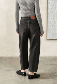 Petite Studio's Evie Mid-Rise Barrel Jeans in Black